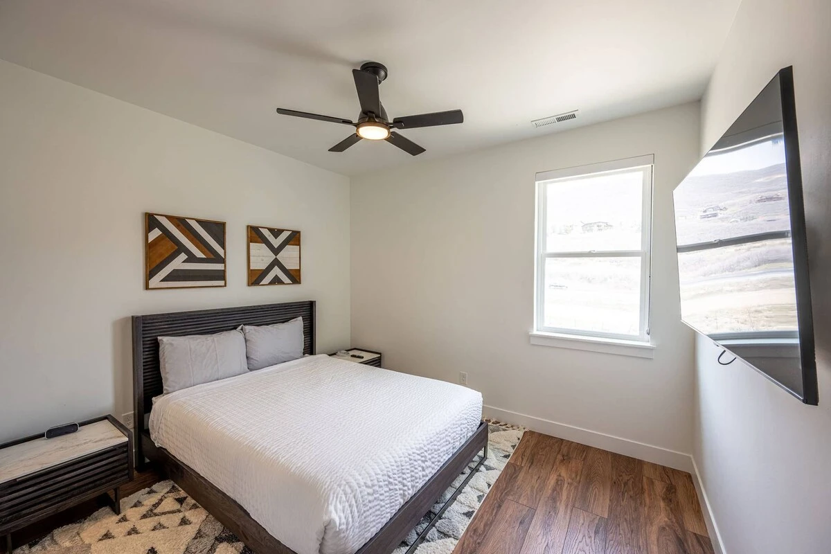 Second guest suite with high end Queen size memory foam mattress and high quality linens and HDTV