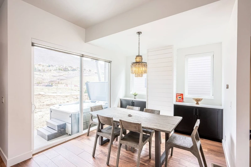 Dining table can comfortably sit up to 6 guests