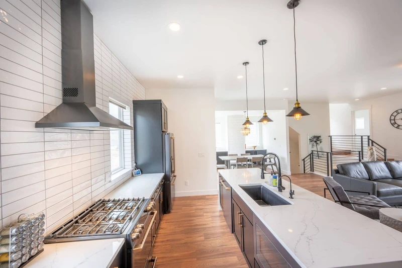 Gourmet kitchen – fully stocked and equipped with high-end appliances
