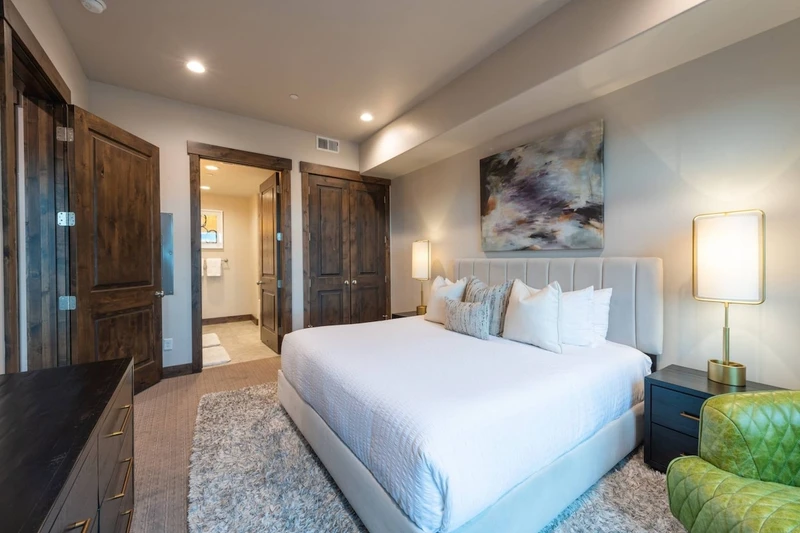The calm and relaxing guest suite has a king bed with supple triple sheeting that is professionally laundered in high temperature.