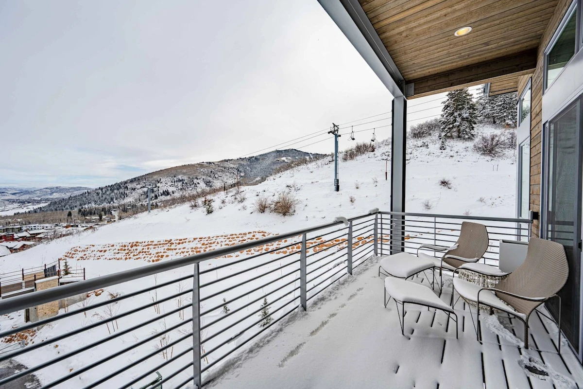 Private balcony with amazing mountain views