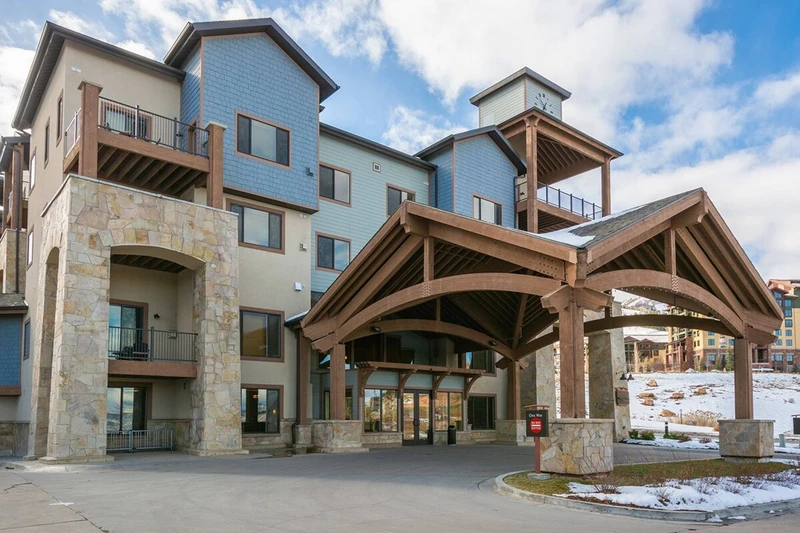 Welcome to Silver Silverado Mystic Pines - No Car Needed: There is a free on call shuttle or guests can walk to skiing