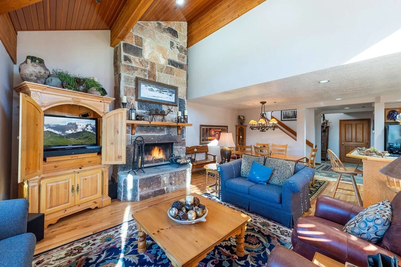 Open Floor Plan, Wood Floors, Leather Chairs, Wood Burning Fireplace, Vaulted Ceilings, HDTV, Cable & WiFi