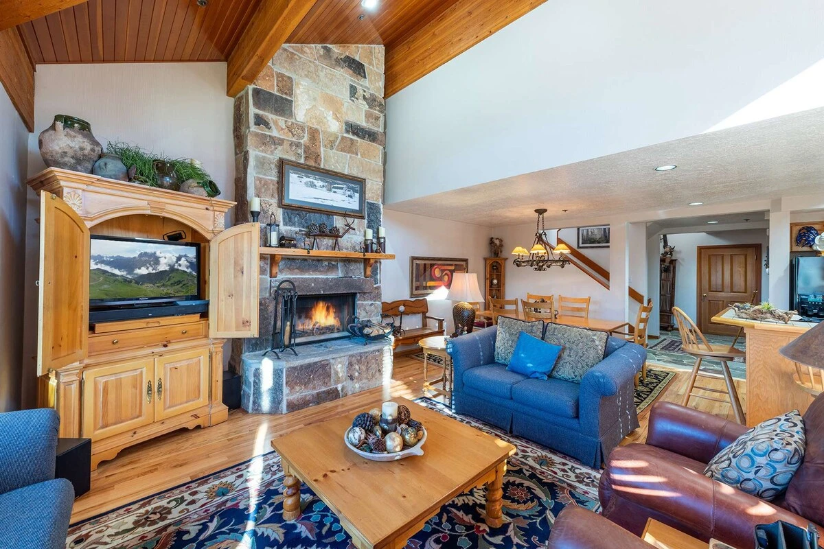 Open Floor Plan, Wood Floors, Leather Chairs, Wood Burning Fireplace, Vaulted Ceilings, HDTV, Cable & WiFi
