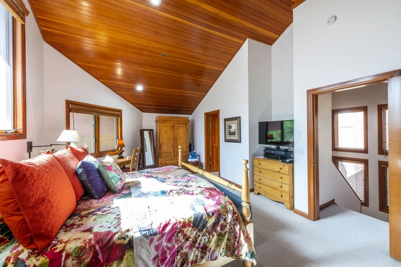Bright and Cheery Private Top Floor Master Suite w King Bed, HDTV, High Ceilings, En Suite Bathroom