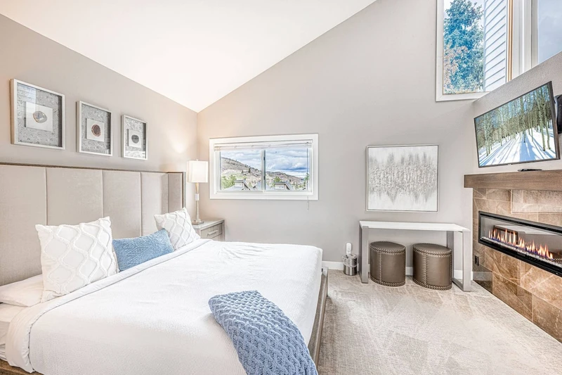 Bright and Luxurious Primary Suite w CA King, Gas Fireplace, Smart TV, En Suite Bathroom, Vaulted Ceilings