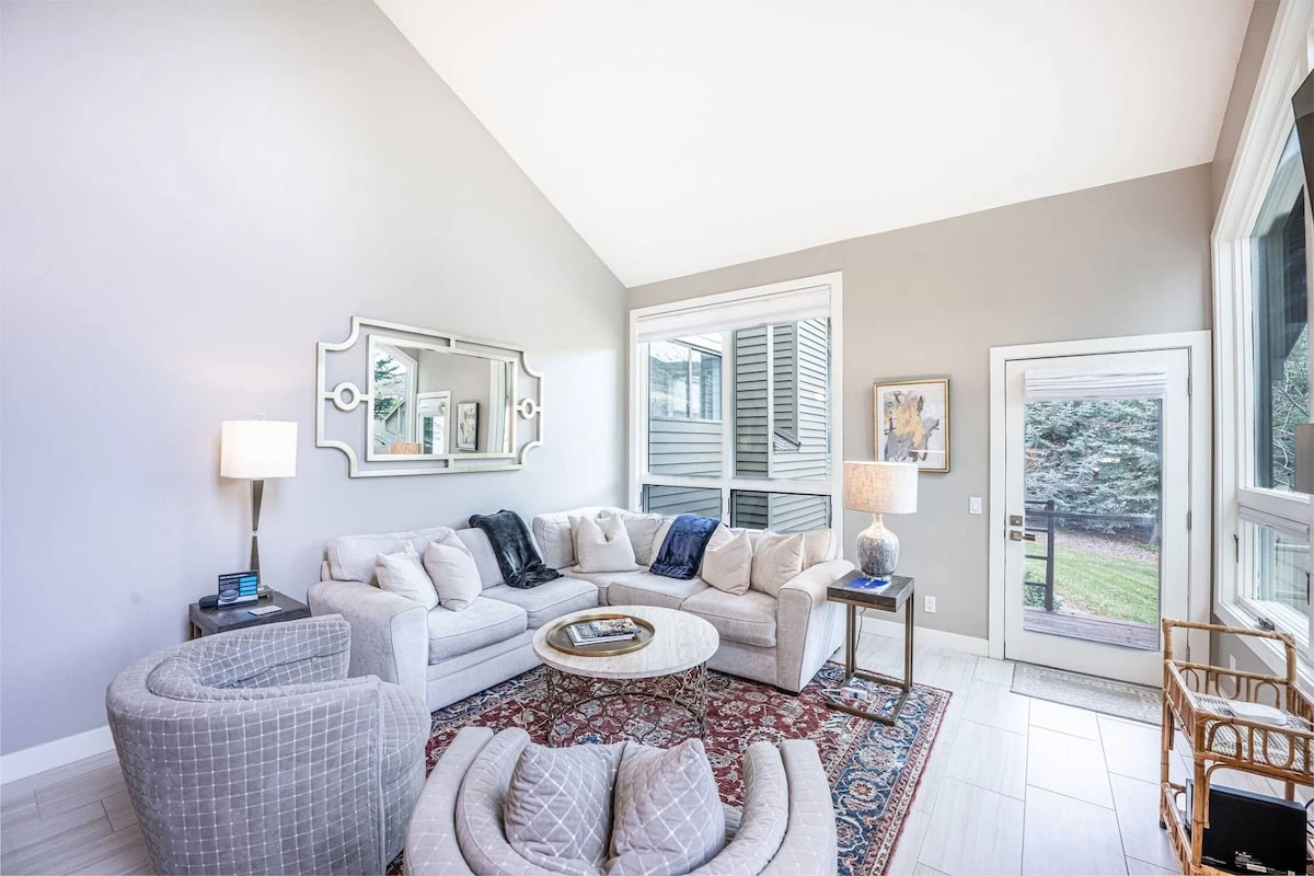Perfectly Located at Canyons Resort – Park City Designer Red Pine Modern Ski Chalet! The Open Concept Floor Plan is Perfect For Entertaining Family an