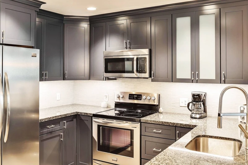 Renovated Kitchen w Stainless Steel Appliances, Granite Countertops, Custom Cupboards, Hardwood Floors, Breakfast Bar, Open Floorplan - Perfect for En