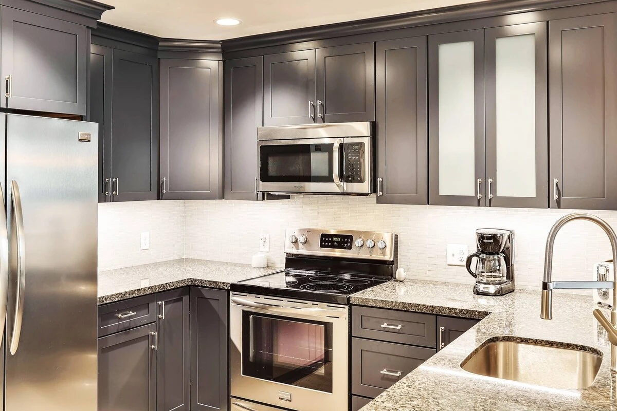 Renovated Kitchen w Stainless Steel Appliances, Granite Countertops, Custom Cupboards, Hardwood Floors, Breakfast Bar, Open Floorplan - Perfect for En