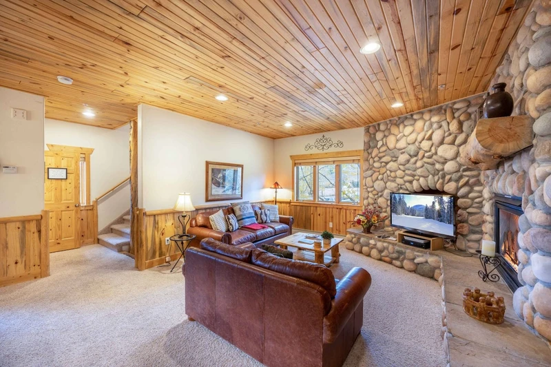 This spacious Park City condo has all the classic mountain designs with all the modern luxuries and updates and and open concept layout.