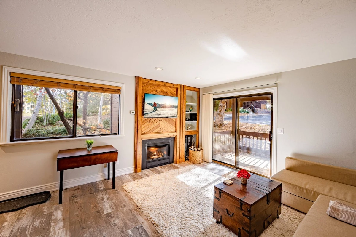Warm and Inviting Red Pine Home – New Hardwood Flooring Throughout Living room, Gas Fireplace, new Smart HDTV, New Comfortable Upholstered Sleeper Sof