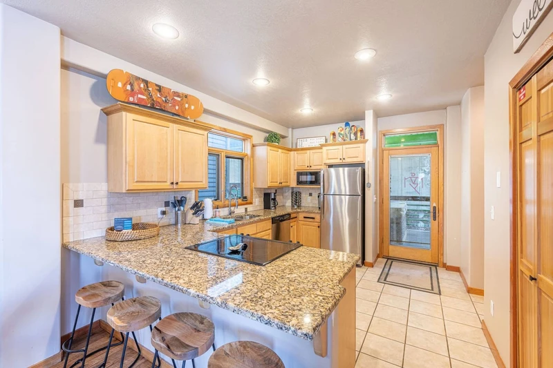 Fully Stocked Kitchen w Breakfast Bar Seating for 4 & Formal Dining for 8 - Granite Countertops, Stainless Steel Appliances