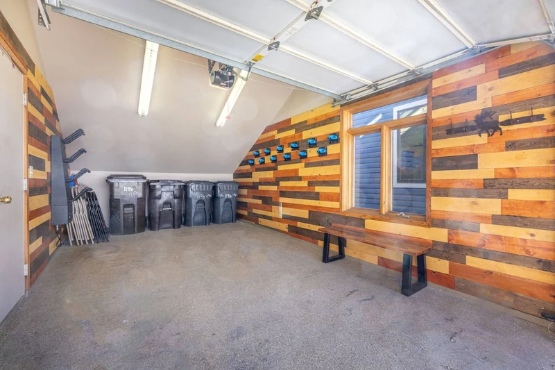 Newly added ski locker in private garage. With boot warmers!