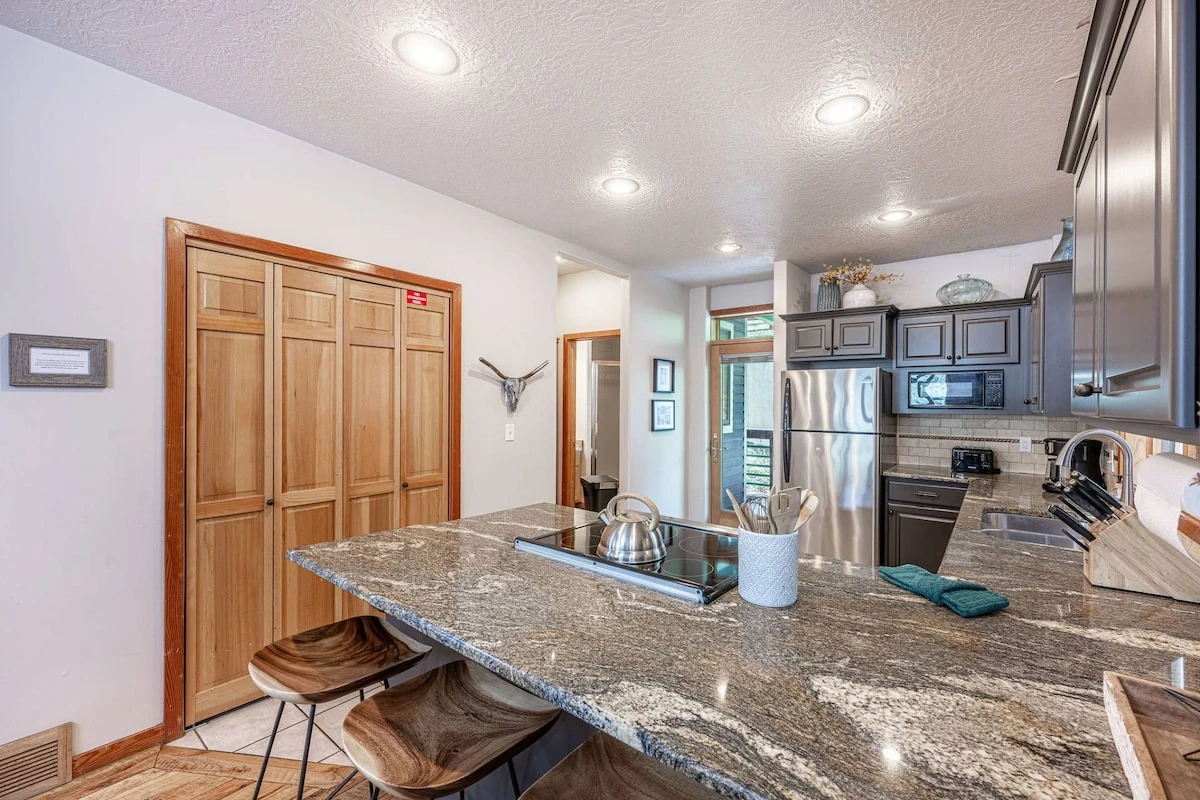 Kitchen island and workspace for group cooking