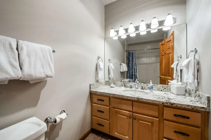 Private Bathroom Bedroom #5