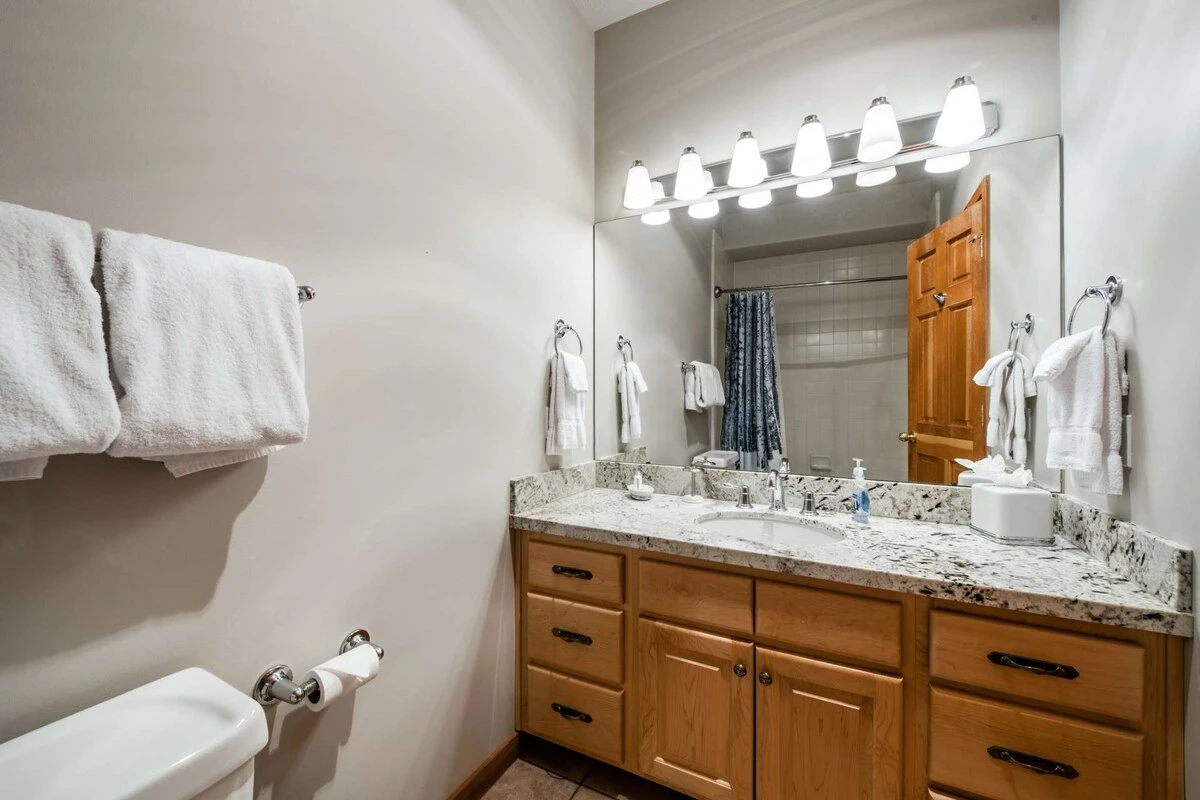 Private Bathroom Bedroom #5