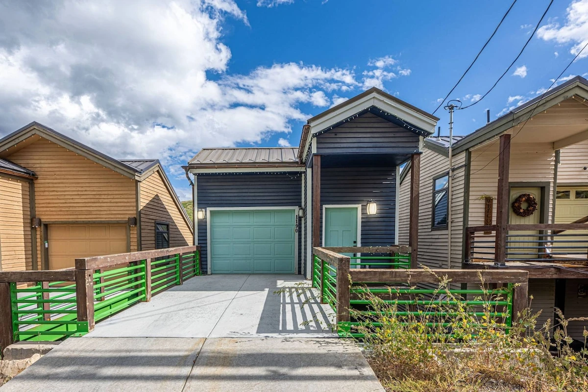 Get ready for the ultimate ski getaway at our beautifully designed and fully restored home, located just 250 yards from Park City - the biggest ski &