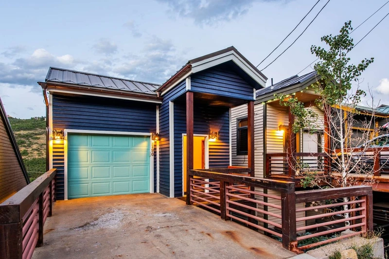 5 Minute Walk to Free Shuttle Stop or PC Resort Base Area - Walk to Skiing!