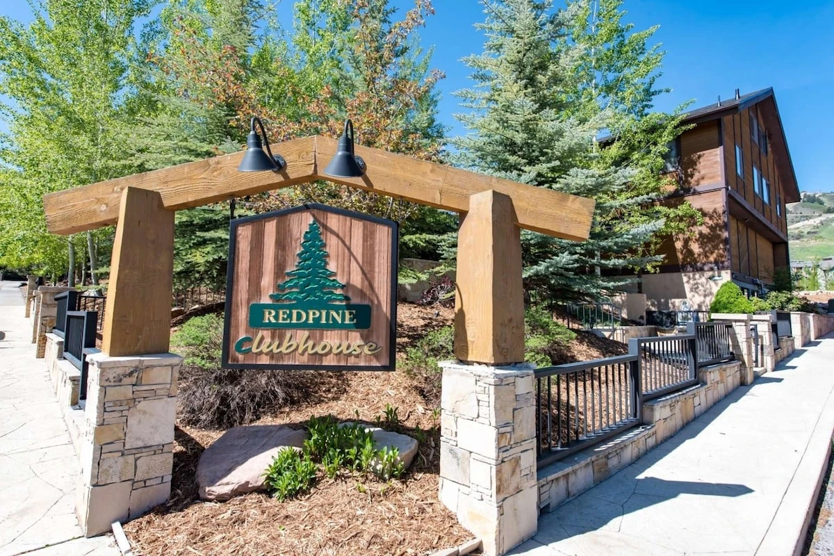 The Clubhouse Offers Laundry Facilities, Indoor/Outdoor Hot tubs, Volleyball Courts, Horse shoes, Picnic and Grill area.