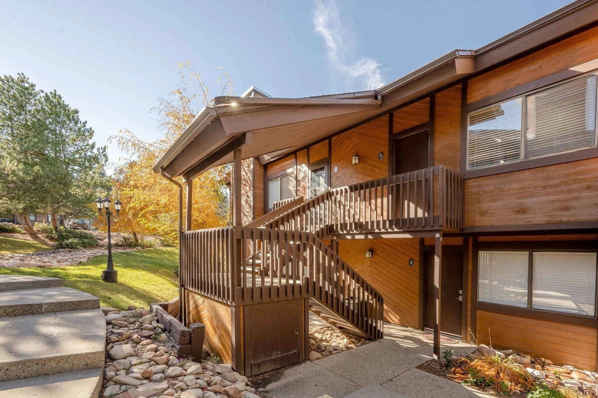 Our light filled, top floor, corner unit offers gorgeous mountain views! It has been recently updated and with a private washer and dryer it's the per