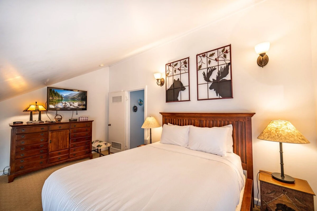 Guests can relax and enjoy the fresh, professionally laundered linens on the queen bed. There is a flat screen where guests can watch their favorite p