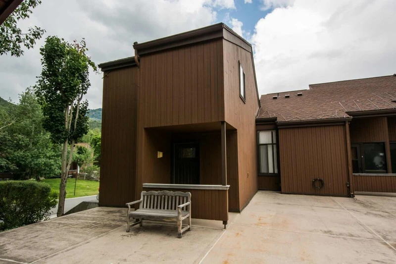 Guests will love the manicured landscaping, wooded lot and scenic mountain views.