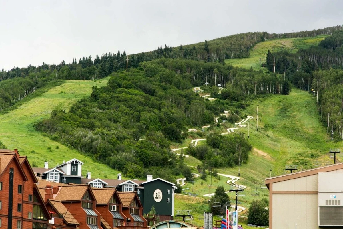 The Three Kings Clubhouse also offers an outdoor pool and hot tub with spectacular mountain views year-round.