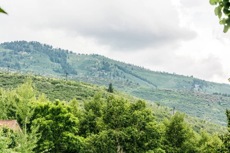 The property also enjoys access to a transit stop right outside the door that will shuttle guests to Park City, Deer Valley Ski Resort and Canyons.