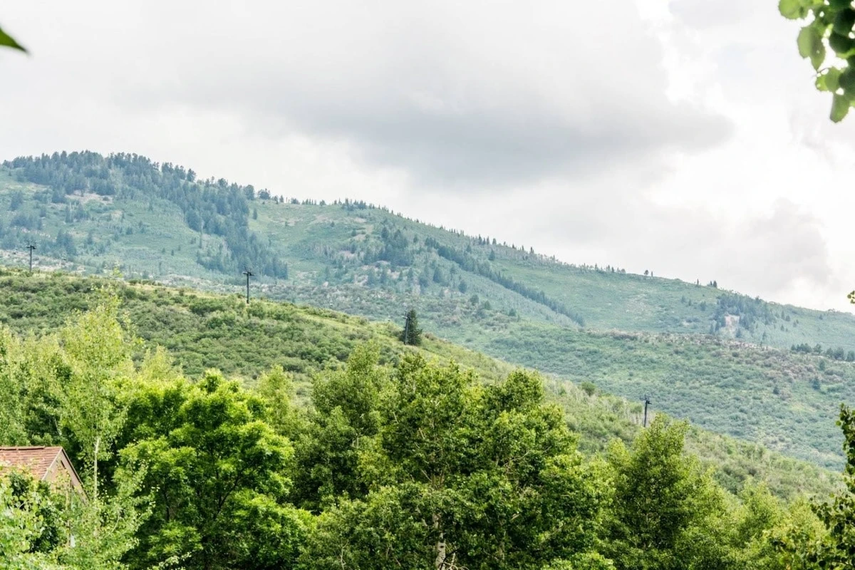 The property also enjoys access to a transit stop right outside the door that will shuttle guests to Park City, Deer Valley Ski Resort and Canyons.