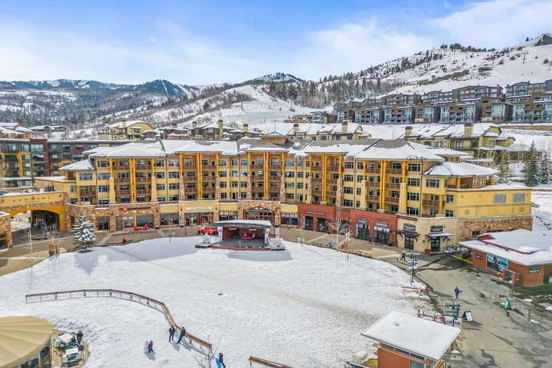 Canyons Village base area steps from Sundial Lodge, featuring ski lifts, pedestrian plaza, après-ski, dining, and shops.