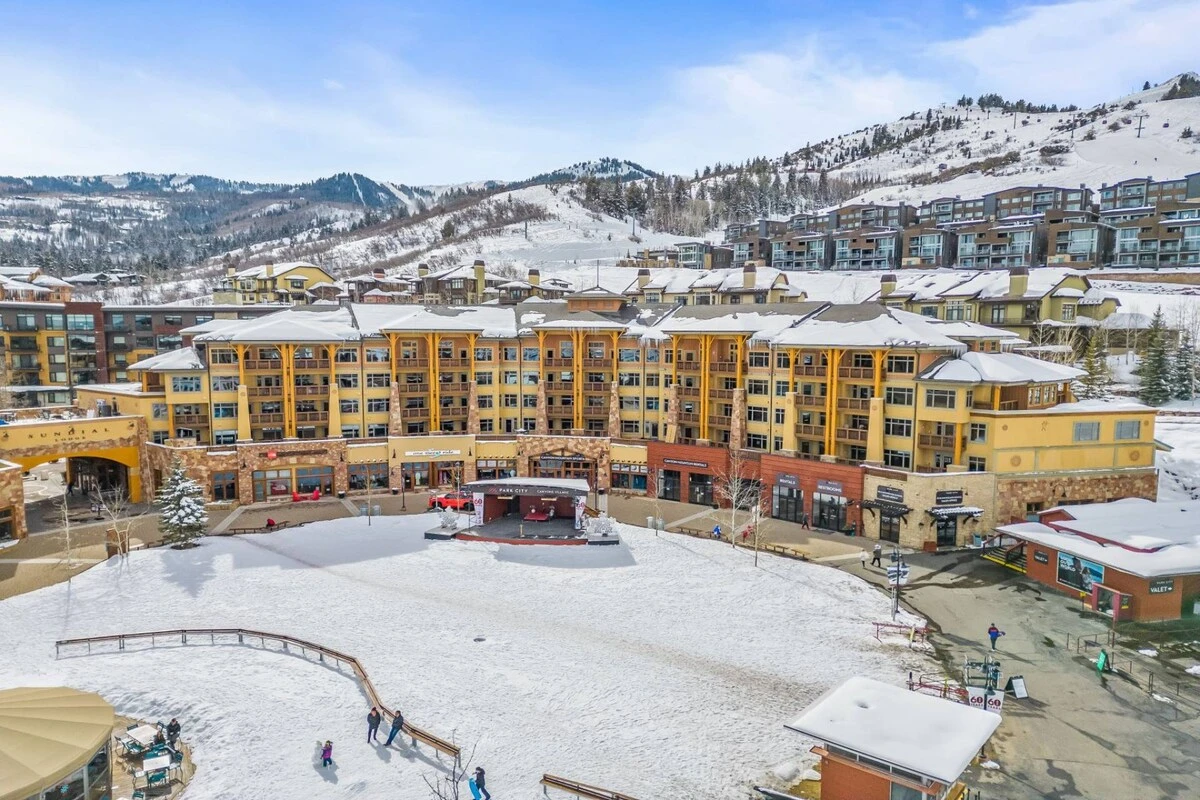 Canyons Village base area steps from Sundial Lodge, featuring ski lifts, pedestrian plaza, après-ski, dining, and shops.