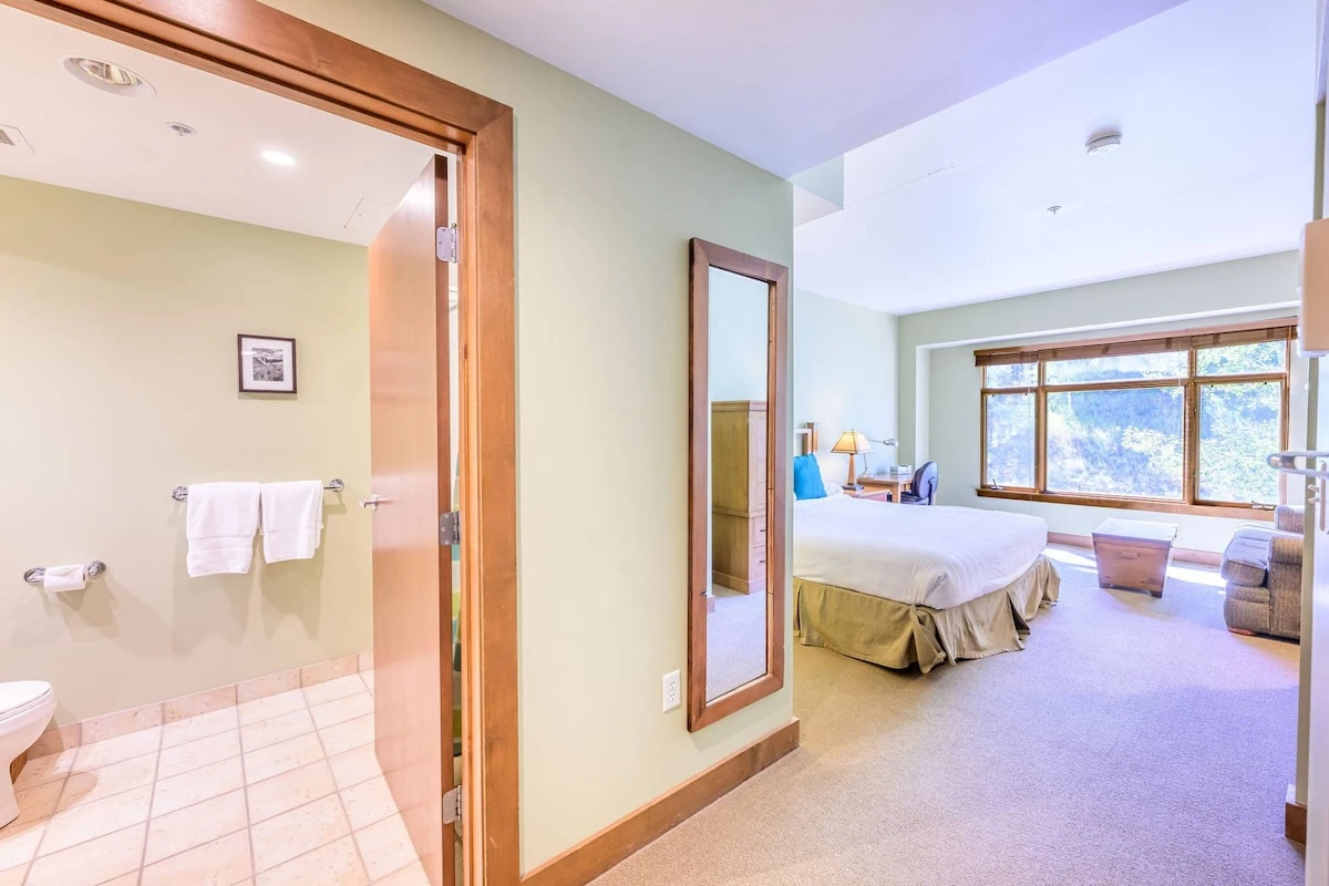 The en-suite primary bathroom has dual vanities, a deep, jetted soaking tub, and a spacious walk-in shower.