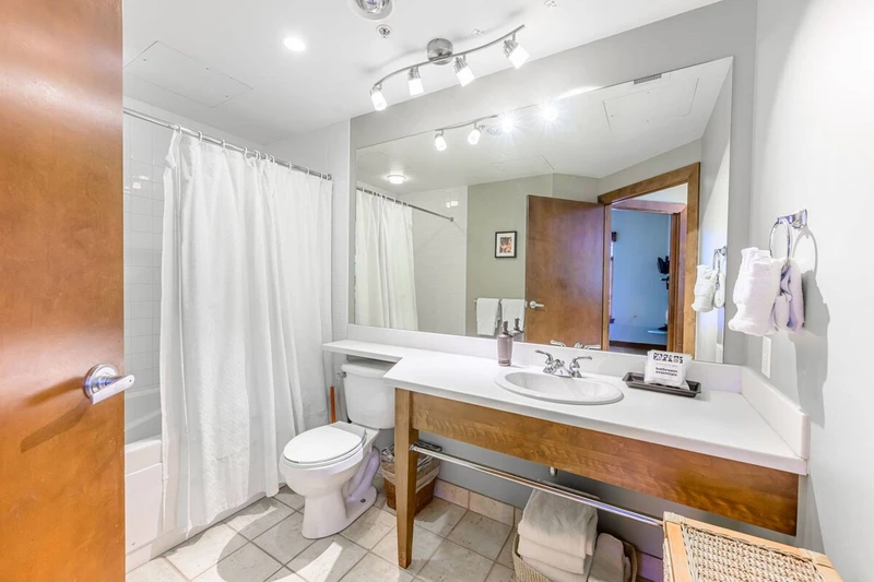 Sundial lodge vacation rental primary bedroom with en suite full bathroom with jetted tub