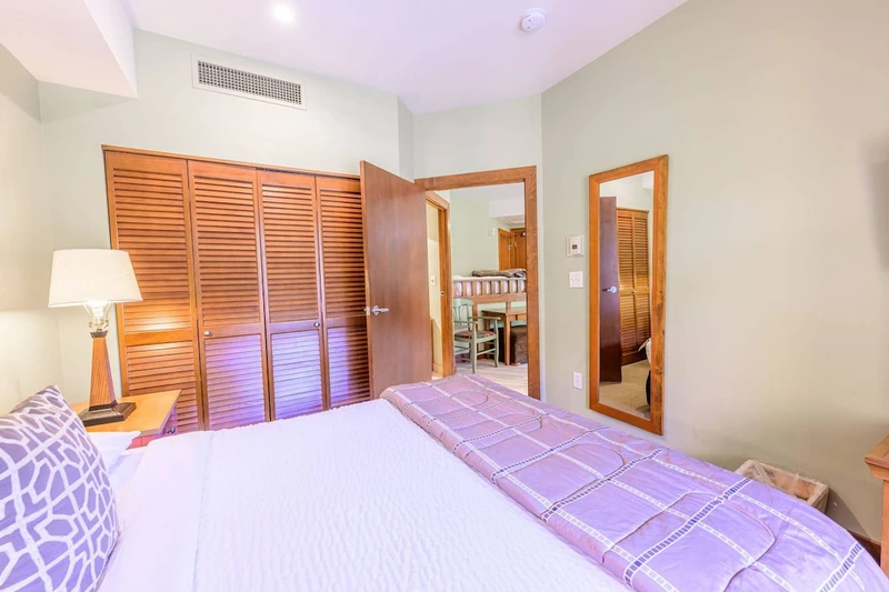 Sundial Lodge. Bright and airy guest bedroom with a comfortable Queen bed and triple-sheeted premium linens.