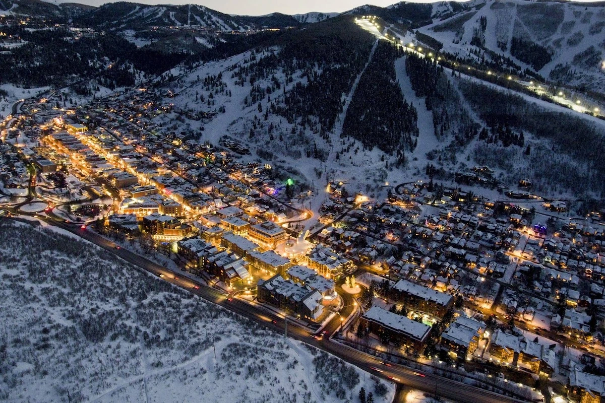 An ariel photo of a snowy park city at dusk