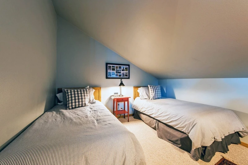 The second loft guest suite has two twin beds and is perfect for groups or families.