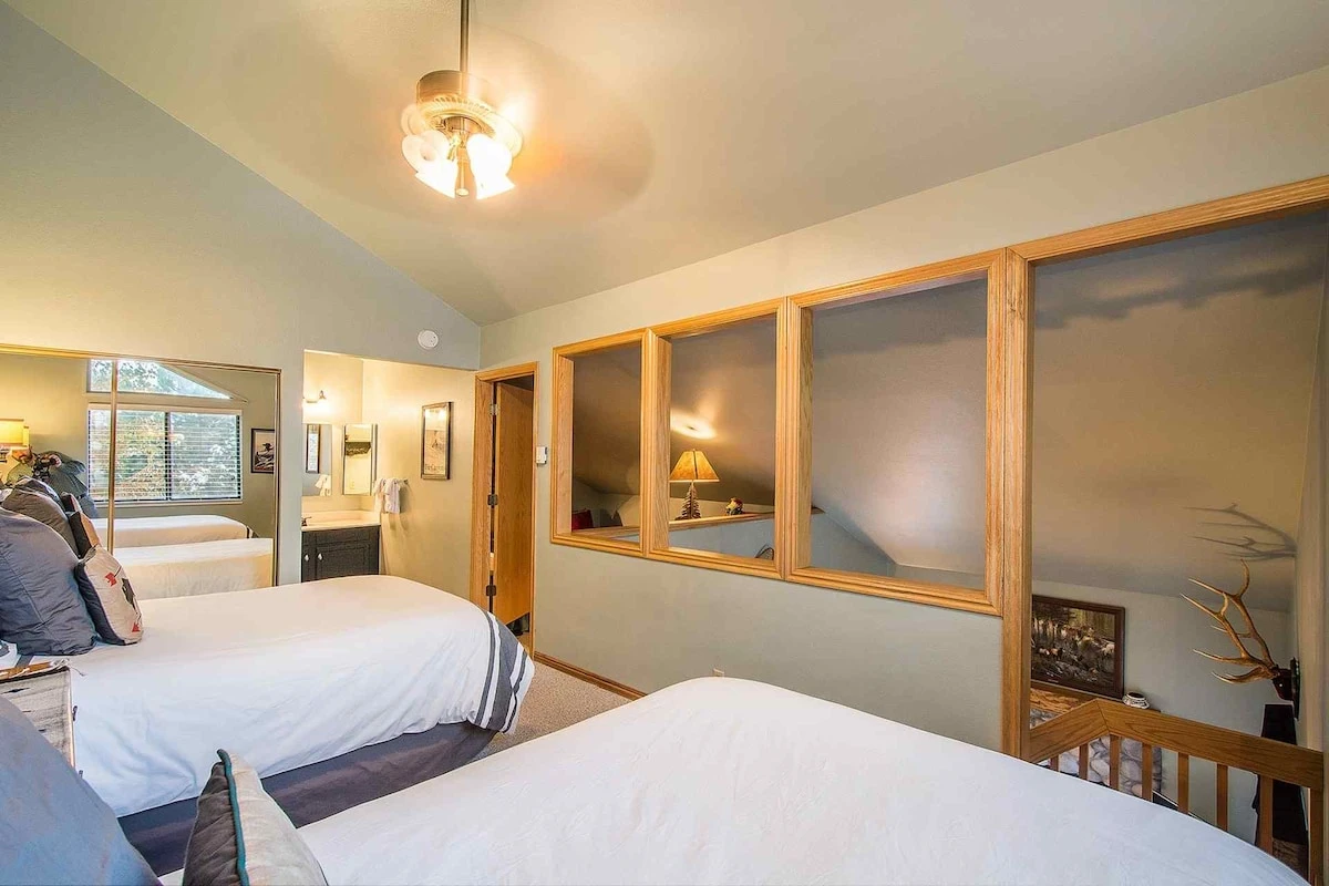 Great location, lots of amenities & a casual country atmosphere add up to an outstanding vacation at this delightful Red Pine property.