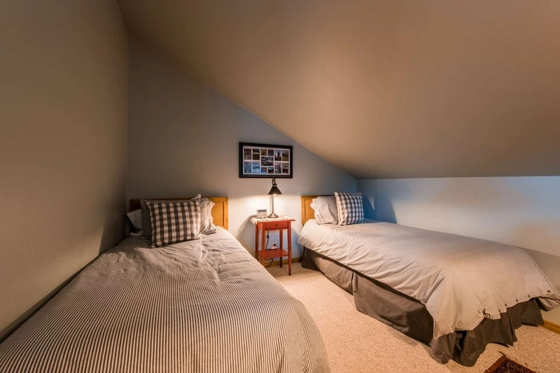 Upstairs Loft Bedroom w 2 Twin Beds, Shared Bathroom