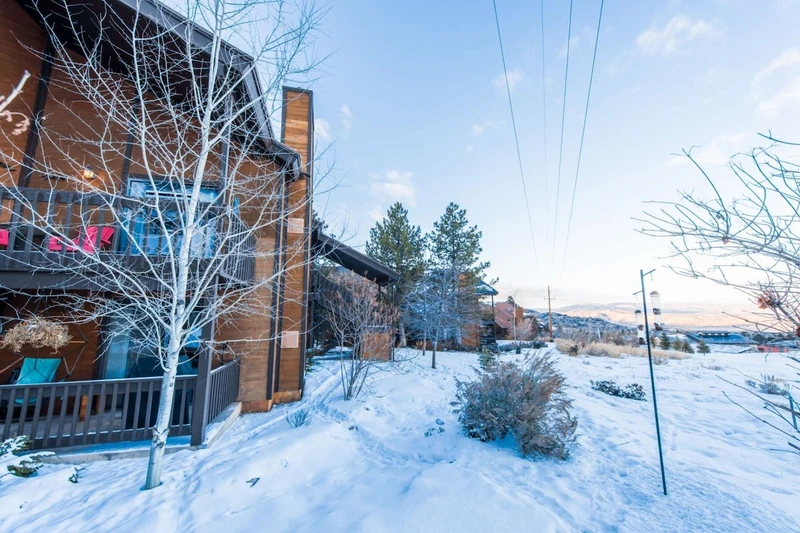 Top floor corner unit, lots of privacy!