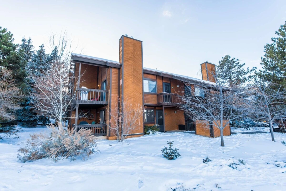 Top floor unit with vaulted ceilings!