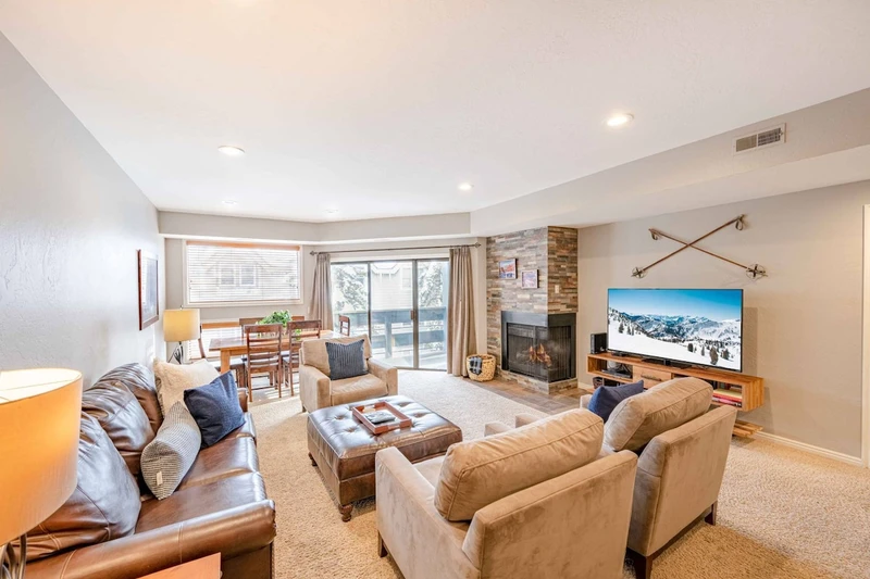 Bright & Spacious Living Room, Oversized Leather Sleeper Sofa, 2 Oversized Loveseats, New Carpet, Large Private Deck, Fireplace, HDTV