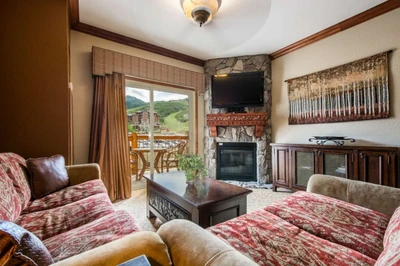 Mountain Views / Pull Out Queen Sofa Sleeper  / Gas fireplace / HDTV / Private Balcony / Cable + WiFi