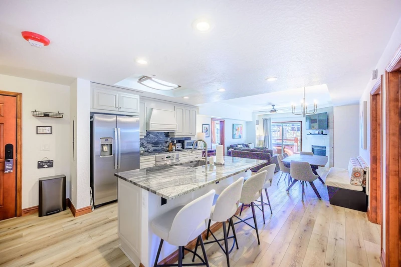 Spacious, fully equipped kitchen with breakfast bar and seating