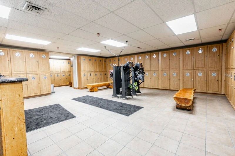Ski lockers are located downstairs. Free ski valet is available.