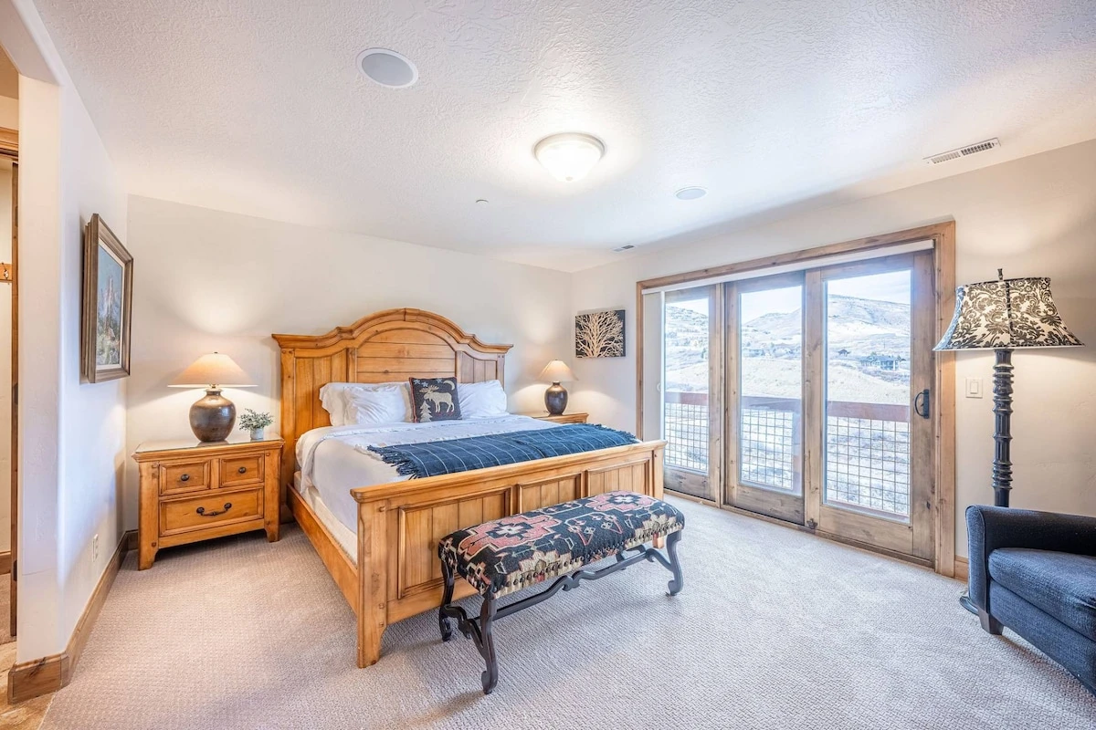 There are 2 guest suites located upstairs. Each has a plush King bed, HDTV and En Suite Bathroom. This room also has 2 reading chairs and Beautiful Vi