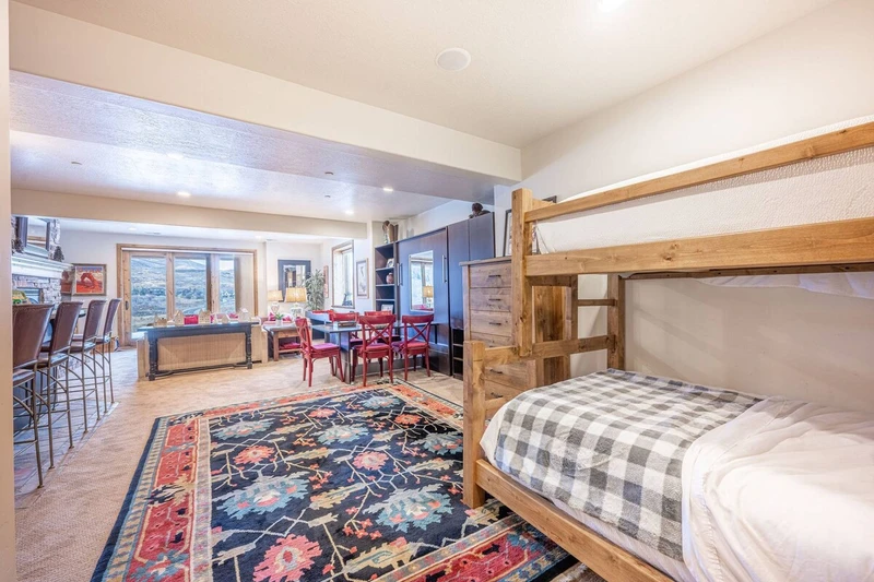 Located on the lower level and ideal for families, this room combines sleeping areas for up to 4 guests (twin / queen bunk) + Custom murphy bed
