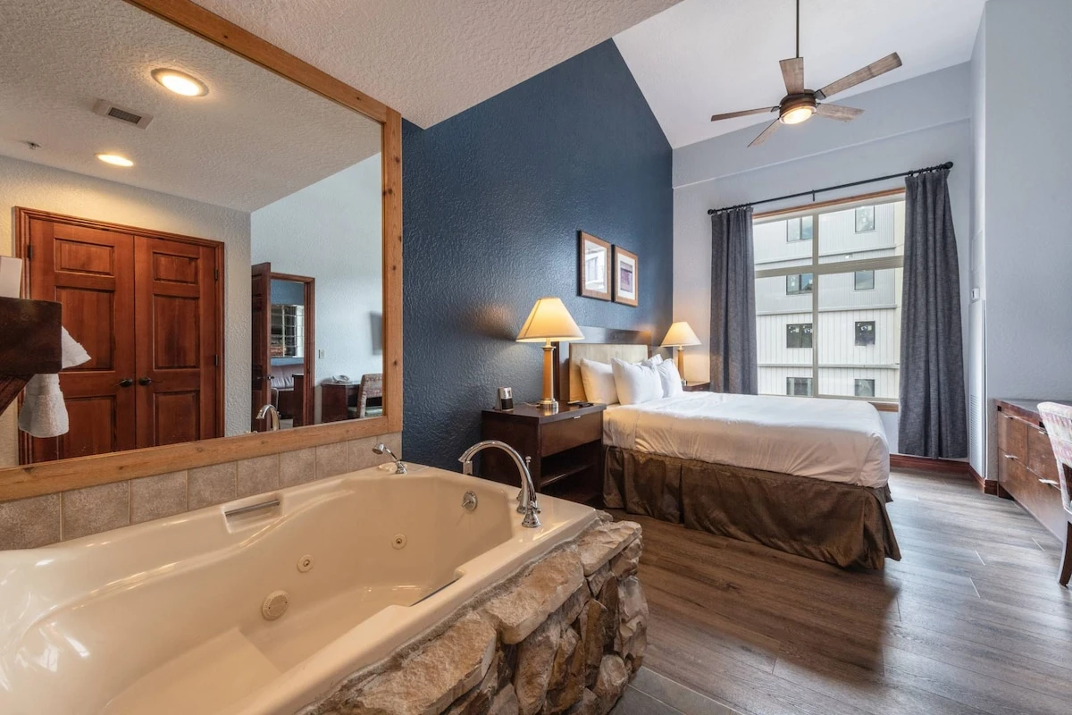 Master Suite w Jetted Tub, King Bed, En Suite Bathroom, Cable HDTV