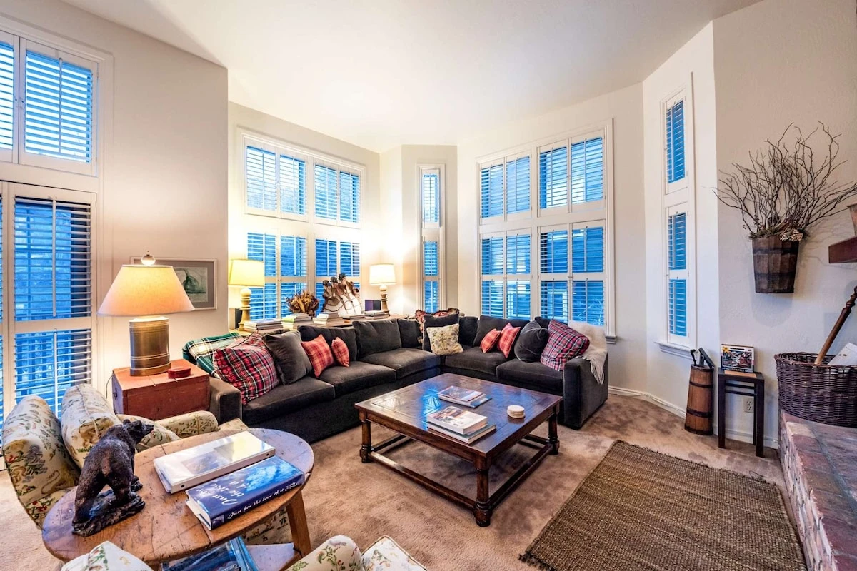 Huge Family Room - Perfect For Cozy Apres Game Nights, Fireplace, Deck w Mountain Views, Game Table