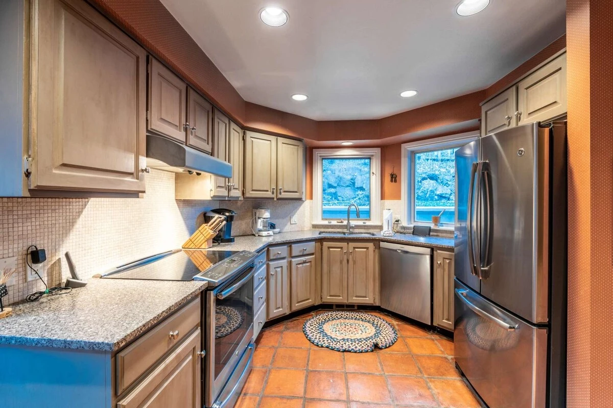 Updated Chefs Kitchen w Upgraded Stainless Steel Appliances, New Cupboards, Countertops & Pantry