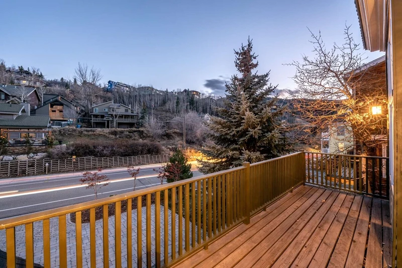 Private Front Deck w Views!